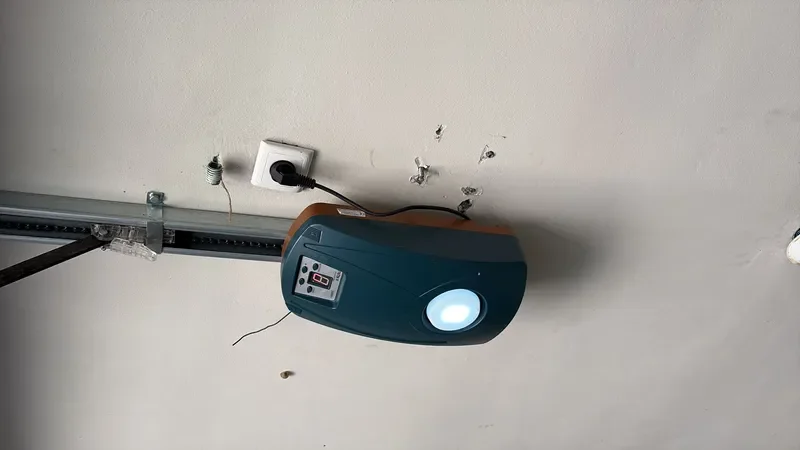 טכנאי מתקן מנוע לשער הרמה חשמלי