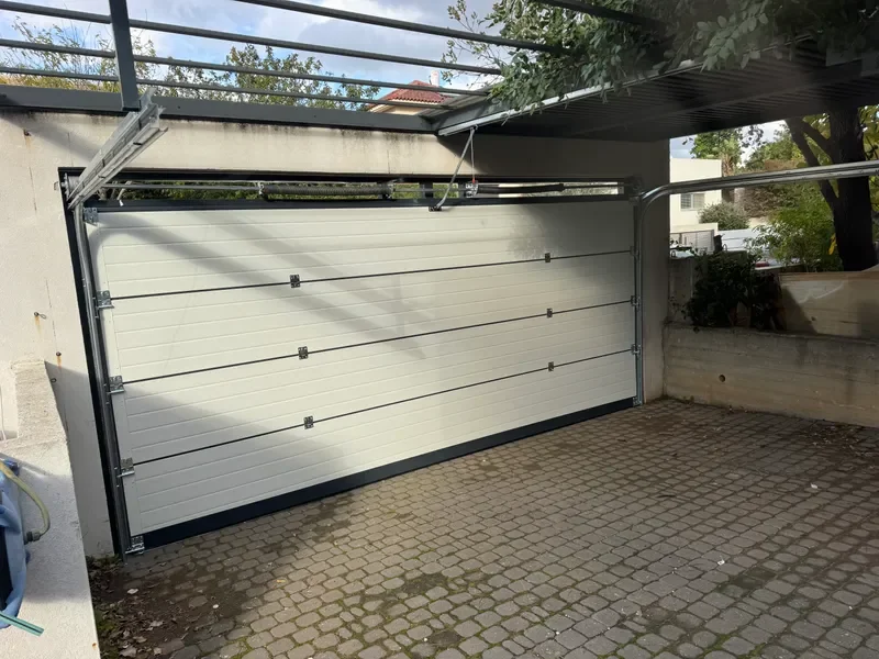 טכנאי מאבחן ומתקן שער פאנל חשמלי בבית פרטי בדרום הארץ