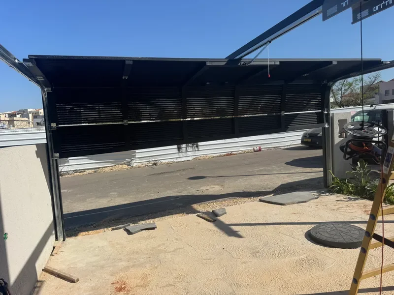 שער פאנל חשמלי לאחר התקנה מקצועית בנכס מסחרי